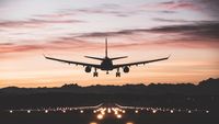 Pesawat Austrian Airlines yang terlibat dalam insiden pendaratan darurat di landasan Bandara Internasional Vrazhdebna. Tim keamanan sedang bersiaga.