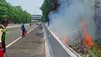 Tebalnya asap kebakaran ilalang di tepi jalan tol dapat mengganggu jarak pandang pengendara dan memicu risiko kecelakaan di jalan raya.