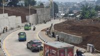 Jalan baru di Batutulis telah memulai fase uji coba, membuka akses terbatas untuk pengendara mulai pukul 07.00 hingga 19.00 WIB guna mengurai kepadatan lalu lintas.