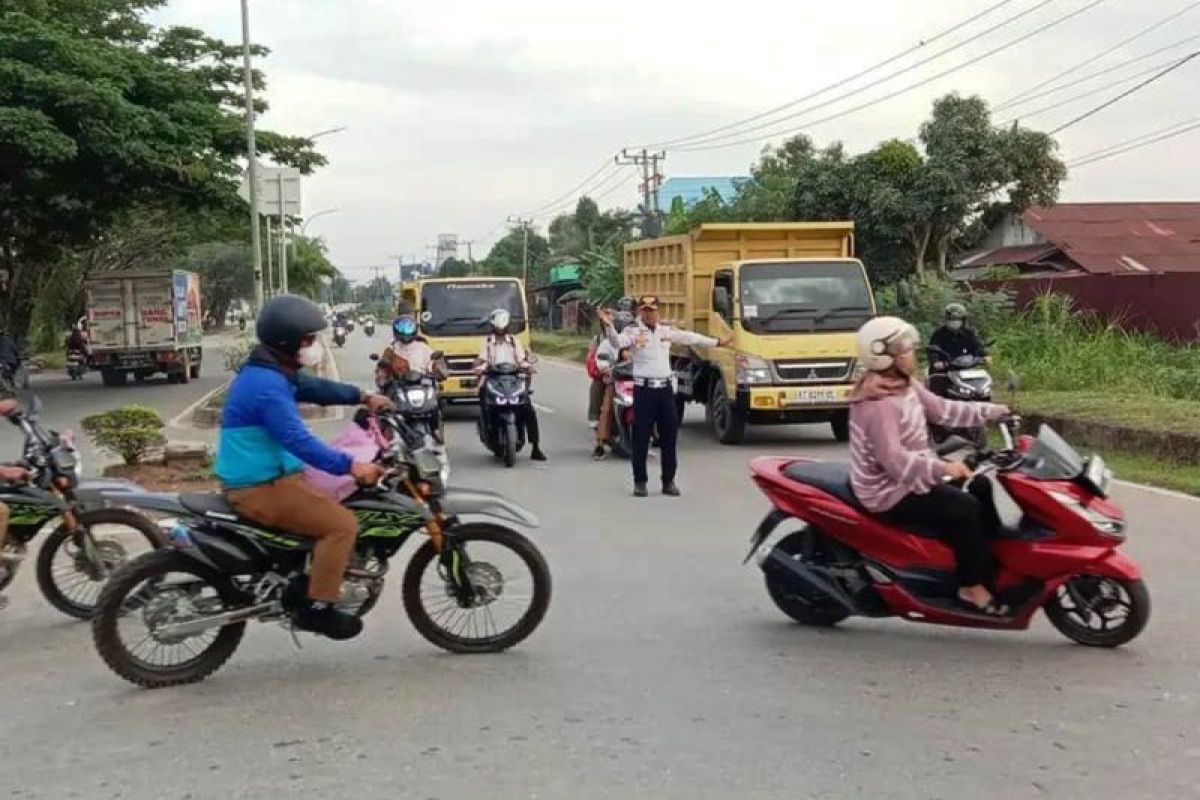 Petugas dari Dinas Perhubungan Kabupaten Kutai Timur memantau arus lalu lintas di sekitar Jembatan Bengalon setelah penerapan kebijakan pembatasan tonase kendaraan.