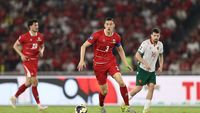 Jay Idzes, bek Timnas Indonesia, memberikan dukungan moral kepada rekan-rekannya yang akan berlaga di final ASEAN Cup 2026, meskipun ia absen karena cedera.
