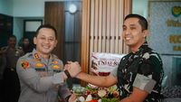 Kapolres memberikan kejutan tumpeng kepada Makodim 0621 dalam rangka HUT ke-81 TNI, menegaskan sinergitas dan soliditas dua institusi keamanan.