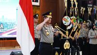 Petugas kepolisian bersiaga dalam operasi pemberantasan narkoba di salah satu wilayah Indonesia.