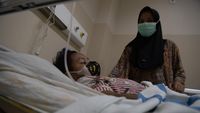 Warga beraktivitas di tengah kabut asap pekat akibat karhutla yang menyelimuti kota, meningkatkan risiko infeksi saluran pernapasan akut (ISPA).