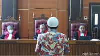 Ilustrasi Pengadilan Negeri dan perangkat Starlink yang menjadi objek kasus penjualan ilegal di Kepulauan Mentawai.