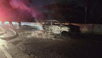 Minibus terbakar hebat di bahu jalan Tol Jagorawi KM 33 arah Bogor, diduga akibat korsleting listrik. Petugas pemadam kebakaran segera memadamkan api.
