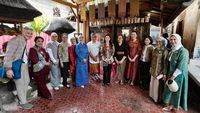 Penenun lansia di Tenganan Pegringsingan, Bali, kini dapat melanjutkan tradisi Tenun Gringsing berkat bantuan kacamata dari Seruni dan Dekranas, memastikan warisan budaya tetap lestari.