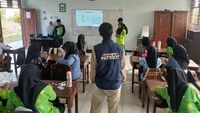 Siswa mengikuti pelatihan intensif untuk menjadi konselor sebaya, memperkuat jaringan dukungan emosional di sekolah.