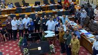 Anggota Komisi IX DPR RI dalam rapat kerja membahas RUU Ketenagakerjaan, sebuah inisiatif krusial untuk reformasi hukum perburuhan di Indonesia.