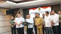 Menko Polkam Dudung Abdurrachman menyerukan komitmen pemerintah dalam menindak tegas 97 perusahaan yang diduga terlibat kasus karhutla, menyoroti pentingnya penegakan hukum demi keamanan masyarakat.