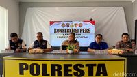Petugas kepolisian mengamankan area sekitar Apartemen Borneo Bay pasca penemuan jenazah guru privat berinisial SR yang diduga melompat dari lantai 20. Penyelidikan intensif tengah dilakukan dengan fokus pada surat wasiat yang ditemukan di lokasi.