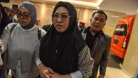 Bupati Gowa Sitti Husniah Talenrang setelah menjalani pemeriksaan terkait dugaan pemerasan dan TPPU. Proses hukumnya kini menyoroti peran izin penahanan dari Mendagri yang menjadi kunci.