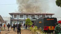 Api membumbung dari salah satu blok Lembaga Pemasyarakatan (Lapas) di timur Indonesia, pasca insiden kerusuhan yang berujung kebakaran dan kaburnya sejumlah narapidana. Petugas gabungan berupaya mengendalikan situasi.