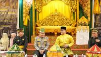 Komjen Herry Heryawan (tengah) dalam prosesi pelepasan adat oleh Lembaga Adat Melayu Riau, membacakan puisi menyentuh hati untuk warga.
