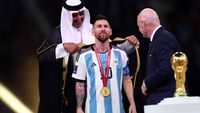Lionel Messi, ikon sepak bola Argentina, menerima gelar Honoris Causa dari kampus top sebagai pengakuan atas kontribusi luar biasa bagi negaranya.
