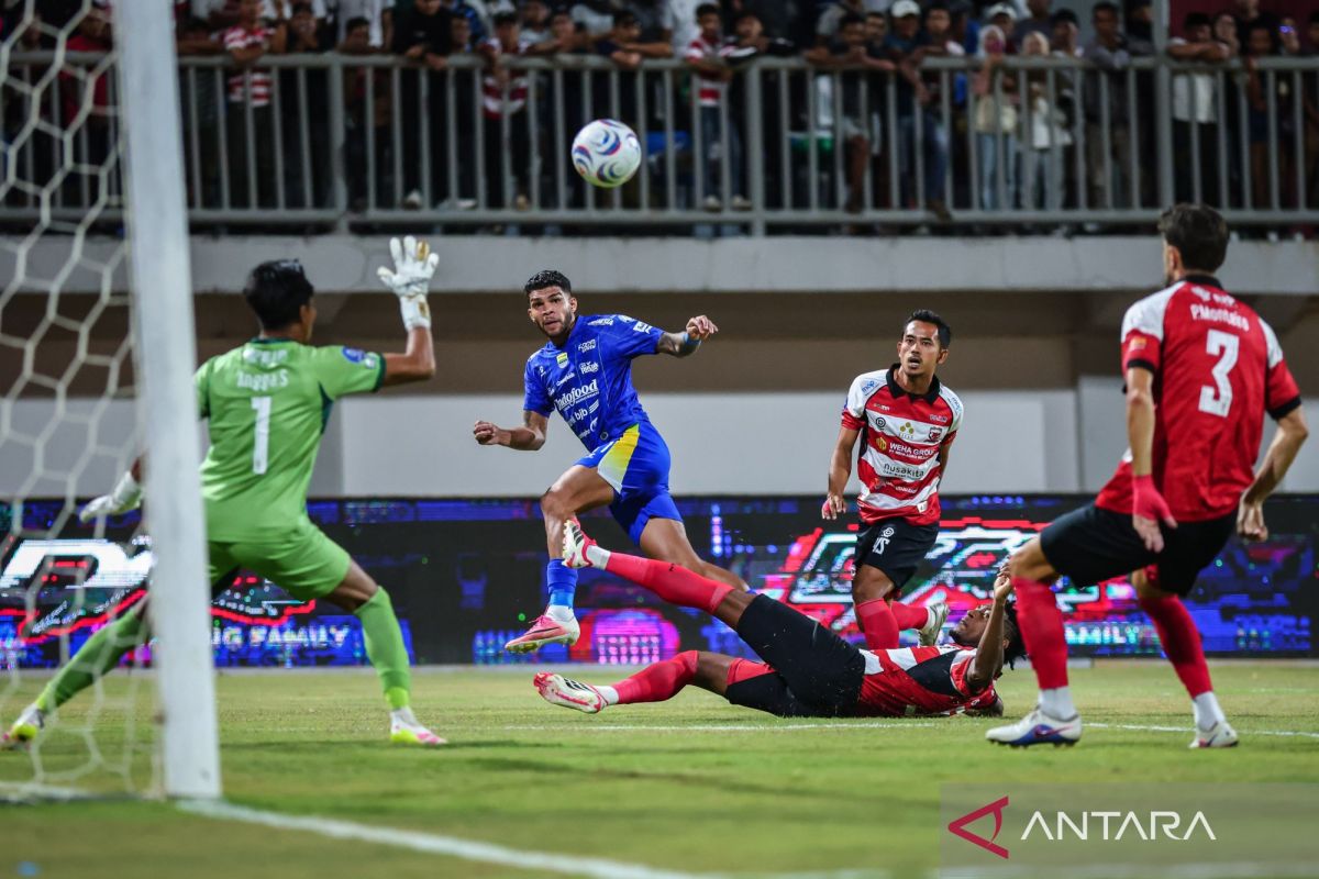 Pelatih kepala Persib Bandung, Igor Tolic, memberikan instruksi kepada anak asuhnya di pinggir lapangan. Ia tetap menilai timnya bermain baik meskipun kalah tipis 0-1 dari Madura United.