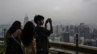 Kabut asap tebal menyelimuti lanskap perkotaan di Malaysia, mengganggu aktivitas warga dan wisatawan asing.