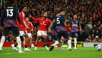Aksi pemain Manchester United saat menghadapi Tottenham Hotspur yang bermain dengan 10 orang di pertandingan Liga Premier yang berakhir imbang 1-1 secara dramatis.