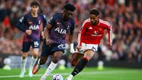 Aksi para pemain di Old Trafford dalam laga sengit Manchester United melawan Tottenham Hotspur yang berakhir tanpa gol di babak pertama.
