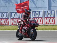 Marc Marquez (kiri) saat memenangkan Sprint Race MotoGP Jepang 2026, semakin mendekati Jorge Martin (kanan) di klasemen.