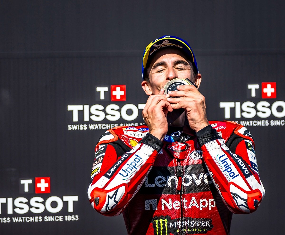 Pembalap MotoGP mengenakan wearpack canggih, memadukan material inovatif dan fitur keamanan terkini untuk performa optimal dan perlindungan maksimal di lintasan.