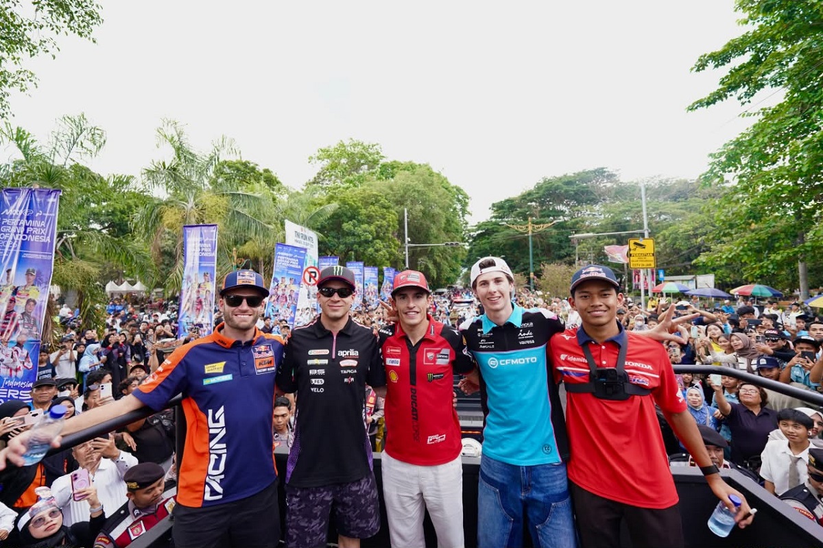 Marc Marquez dan para pembalap MotoGP lainnya menyapa penggemar dalam kemeriahan Riders Parade jelang balapan seri 2026, diiringi antusiasme publik yang luar biasa.