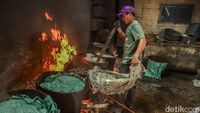 Pekerja dengan cekatan merebus kerang hijau di sebuah fasilitas pengolahan di kawasan pesisir Cilincing, siap untuk dipasarkan dan menopang ekonomi lokal.