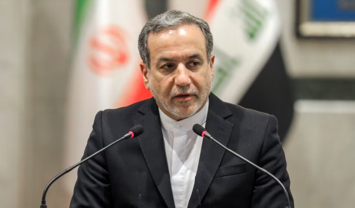 Bendera Amerika Serikat dan Iran berkibar berdampingan di luar markas Perserikatan Bangsa-Bangsa, sebuah simbol dari kompleksitas hubungan diplomatik kedua negara yang kini kembali dilanda ketegangan akibat pengusiran diplomat.