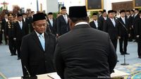 Menteri Perindustrian Muhammad Sarmuji (kiri) saat menerima ucapan selamat setelah resmi dilantik, menegaskan komitmennya untuk fokus penuh pada tugas negara.