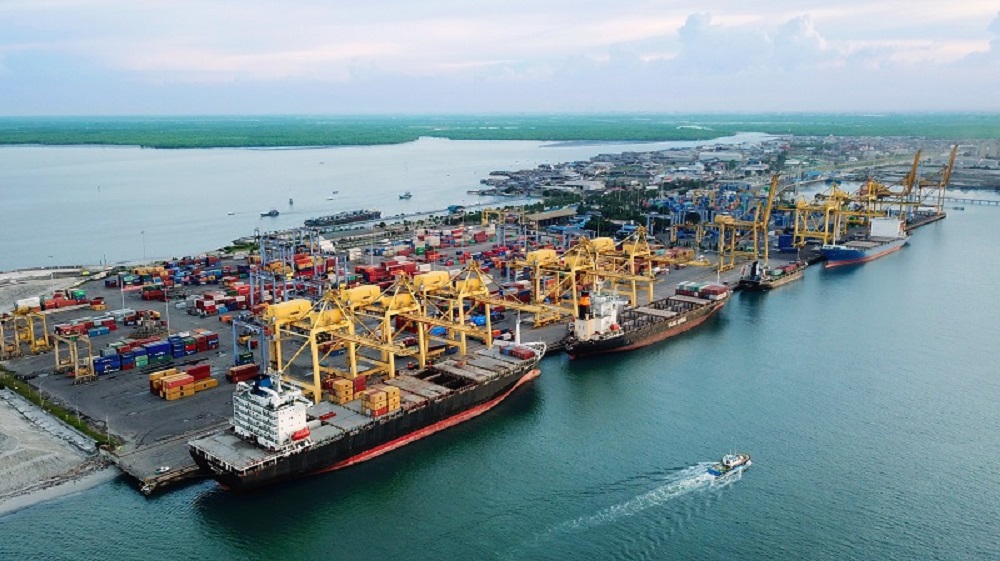 Kapal kargo mengangkut kontainer, simbol aktivitas perdagangan internasional yang dinamis dengan neraca surplus dan impor yang meroket.