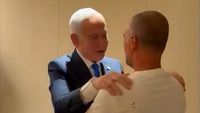 Perdana Menteri Benjamin Netanyahu (kanan) menyambut Yaniv Hion (kiri), sosok yang diakui atas keberaniannya dalam insiden penerbangan Dubai-Tel Aviv, sebagai bentuk apresiasi nasional atas tindakannya.
