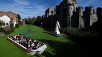 Kanal-kanal bersejarah di Belgia berubah hijau terang akibat gelombang panas ekstrem dan pertumbuhan masif tanaman air duckweed.