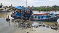 Petugas pemerintah daerah berkoordinasi dengan perwakilan nelayan saat proses verifikasi data penerima bantuan pasca-banjir.