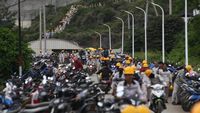 Aparat keamanan berjaga di lokasi yang diduga menjadi titik konflik antara warga lokal dan pekerja asing di sebuah kawasan industri, menyoroti tantangan pengamanan di area investasi padat modal.