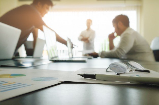 Seorang pekerja remote tengah fokus menggunakan laptop, mencerminkan fleksibilitas dan konektivitas global dalam bekerja.