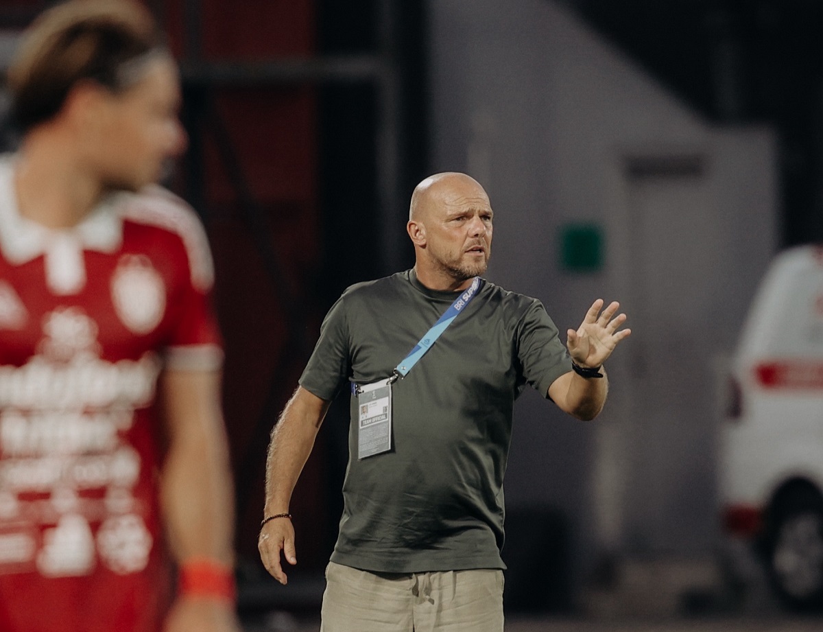 Pelatih Johnny Jansen memimpin sesi latihan Bali United, menerapkan filosofi penguasaan bola yang menjadi kunci produktivitas tim di Super League 2026-2027.