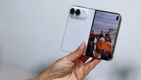 Ilustrasi konsep iPhone lipat di tengah spekulasi peluncuran "iPhone Duo" yang mengejutkan. Apakah ini akan menjadi kenyataan?