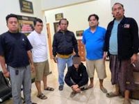 Seorang pria diamankan polisi setelah aksi kontroversial menempelkan Al-Quran ke alat vitalnya, memicu penyelidikan mendalam tentang motif dan dalangnya.