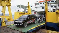 Antrean panjang kendaraan yang mengular di akses Pelabuhan Ketapang, mengancam kelancaran distribusi logistik dan ekonomi regional.