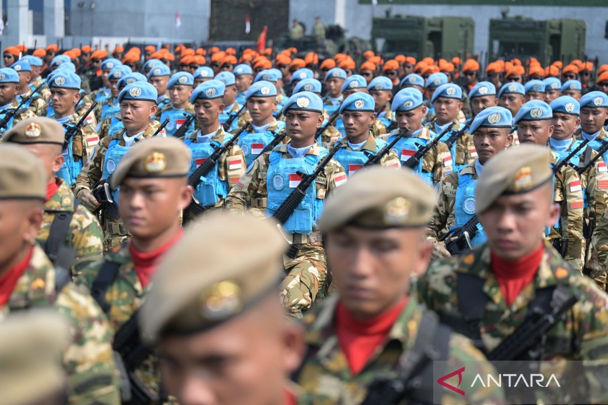 Presiden Prabowo Subianto memberikan arahan kepada jajaran TNI, menegaskan peran vital mereka dalam menjaga kehormatan bangsa dan memastikan kesejahteraan rakyat Indonesia.