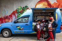 Mobil perpustakaan keliling yang telah direvitalisasi siap menyapa anak-anak Indonesia untuk meningkatkan literasi kelautan.