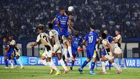 Para pemain Persib menunjukkan semangat juang tinggi saat berhasil menyamakan kedudukan 2-2 melawan Dewa United dalam pertandingan sengit Liga 1.