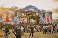 Penggemar MotoGP antusias berinteraksi langsung dengan pembalap favorit mereka dalam acara Meet & Greet di Mandalika, menyemarakkan Pertamina Grand Prix of Indonesia 2026.