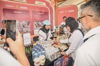 Perwakilan UMKM menjajakan produk lokal dalam sebuah pameran, menyambut kesempatan perluasan pasar di acara internasional seperti Grand Prix Mandalika 2026 yang didukung Pertamina.