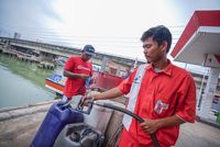 Kapal-kapal nelayan di Muara Ciasem, Subang, siap melaut setelah mendapatkan pasokan Solar bersubsidi dari Pertamina Patra Niaga.