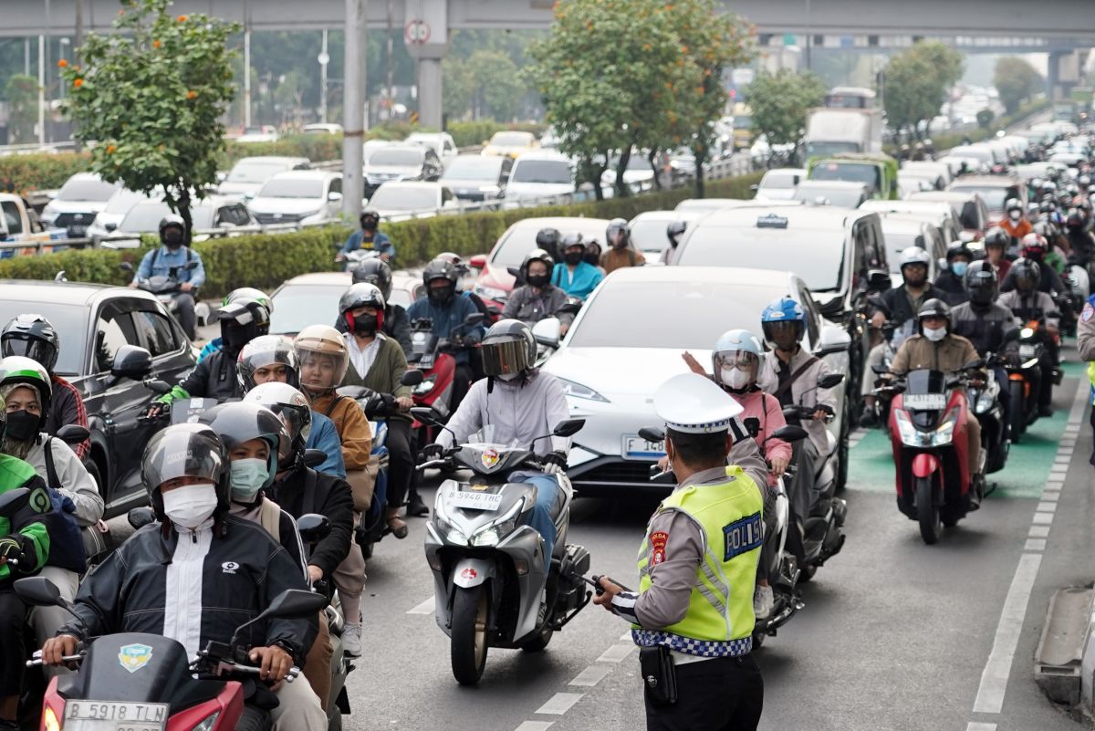 Petugas Korlantas Polri berinteraksi dengan masyarakat, mengedepankan sikap humanis dan santun sesuai arahan untuk Operasi Patuh 2026.