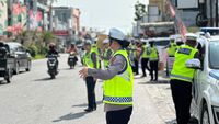 Petugas Kepolisian Lalu Lintas Polda Riau saat melakukan penindakan dalam Operasi Patuh Lancang Kuning.