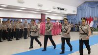 Kapolda Riau saat memimpin upacara serah terima jabatan (sertijab) Dirlantas dan Kapolresta.