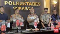 Polisi mengamankan seorang demonstran saat aksi massa berlangsung, dalam ilustrasi terkait penegakan hukum terhadap provokator.