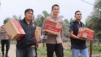 Kapolres dan perwakilan Dubalang menyerahkan bantuan kepada pengelola Panti Asuhan Baihaqi Umar, menunjukkan sinergi kepedulian sosial di tengah masyarakat.